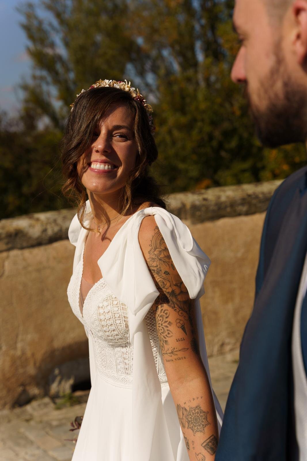 Novia con diadema de porcelana Tocarino