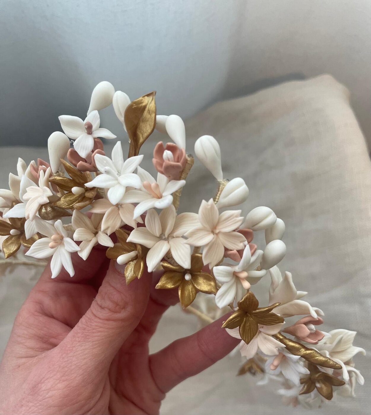 Detalle de flores de porcelana fría hechas a mano